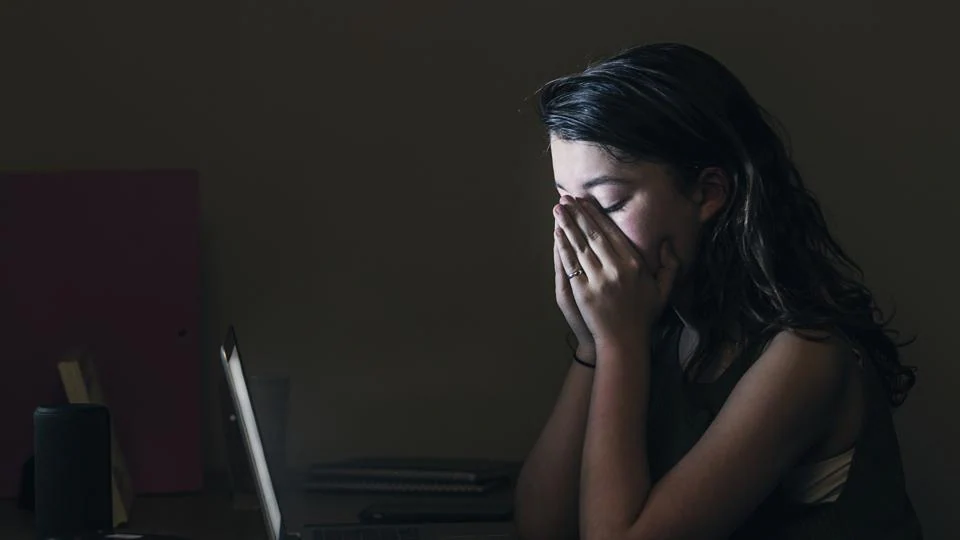 upset-teenage-girl-by-computer_ef6b7646-fce4-11e6-905d-7be79ae01fbf